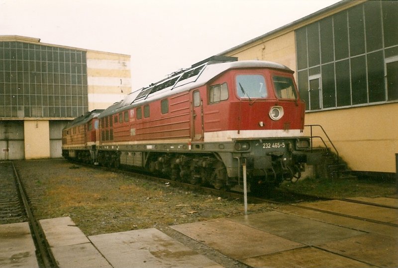 Im Mrz 1999 stand die 232 465 in ihrem Heimatbetriebshof Rostock-Seehafen.