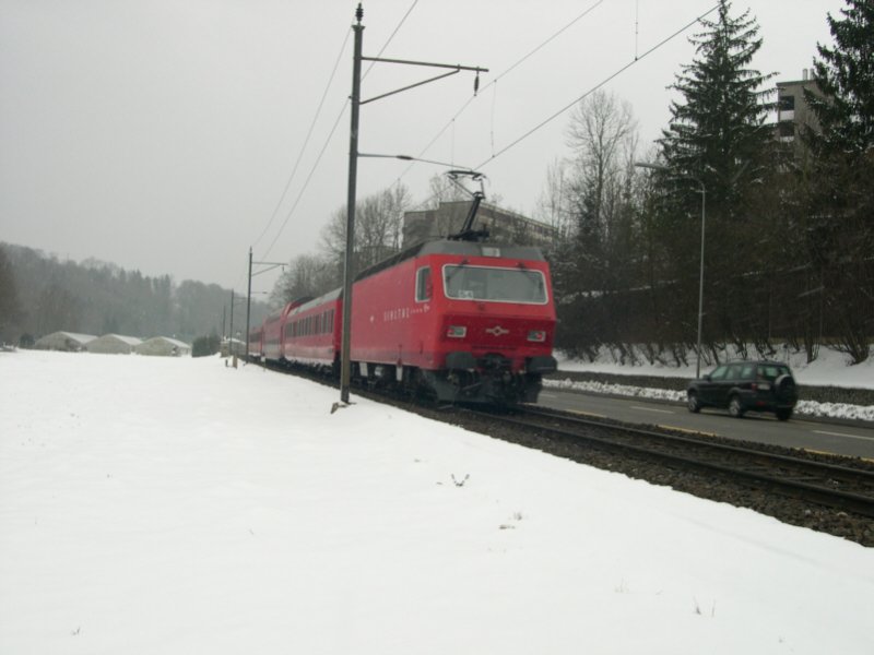 Im Mrz 2005 fuhr die Zricher S-Bahn Linie S4, die von der Sihltal-Zrich-Uetlibergbahn (SZU)betrieben wird, noch bis Sihlbrugg. Heute ist sptestens in Sihlwald Endstation. Am 05.03.2005 schiebt 456 542 einen Zug der S4 aus der Station Wildpark-Hfli in Richtung Sihlbrugg. Kurios bei der SZU ist der eine Doppelstockwagen in Zugsmitte. Zwischen den einzelnen wagen besteht kein Durchgang!