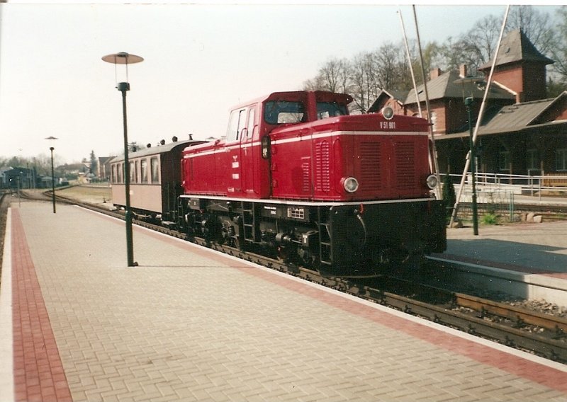 Im Mai 2000 stande V51 901 zusammen mit einem Wagen vom Traditionszug in Putbus.