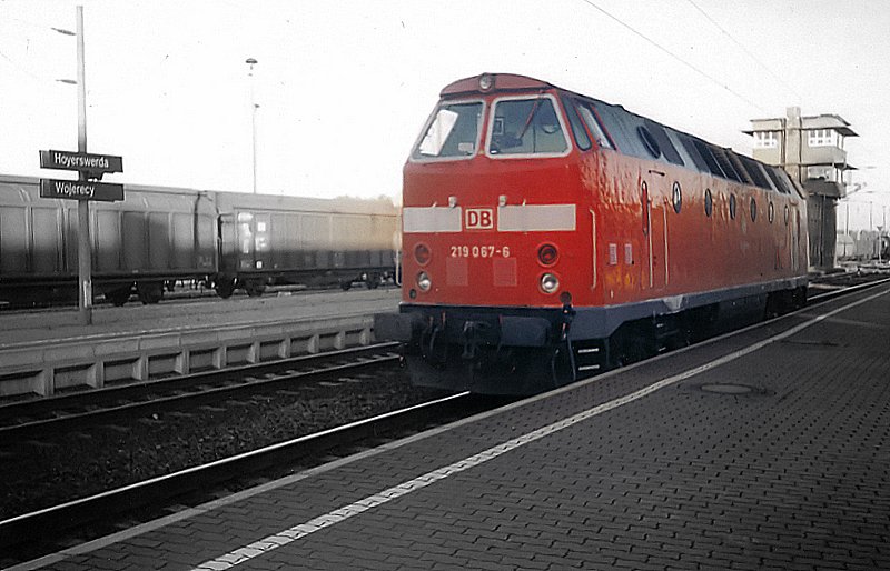 Im Mai 2000 verlie die Grlitzer 219 067-8 den RE 3022 (Grlitz-Leipzig)in Hoyerswerda, um einer 143 platz zu machen.