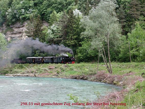 Im Mai 2003 fhrt 298.53 mit einem gemischten Fotosonderzug bei Neuzeug unter den Konglomeratfelswnden entlang der Steyr.