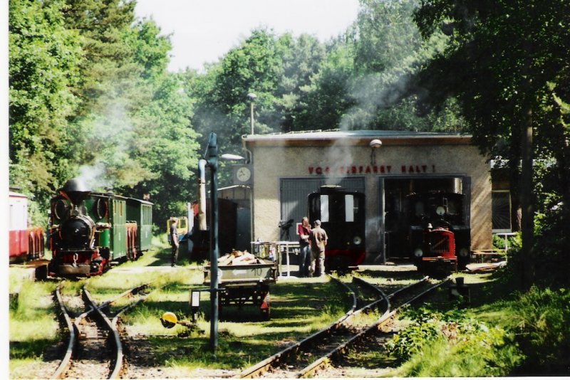 Im Mai 2005 bot sich ein tolles Bild vor dem Lokschuppen der Parkeisenbahn. 2 Dampfloks unter Dampf und auch sonst stand dort aller Hand an Fahrzeugen rum.
