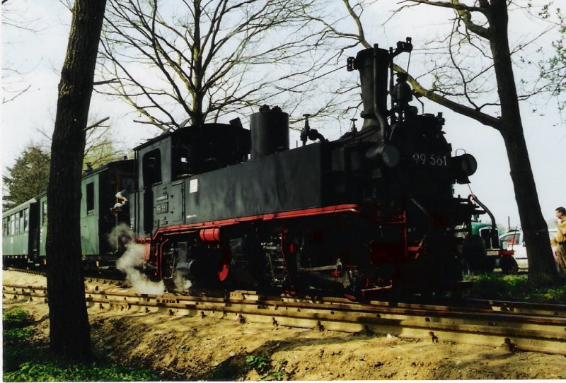 Im Mai 2005 war die 99 561 der Dllnitzbahn zu Gast auf der Pollo Strecke. Hier sieht man den Zug im bahnhof Vettiin, kurz vor der Abfahrt