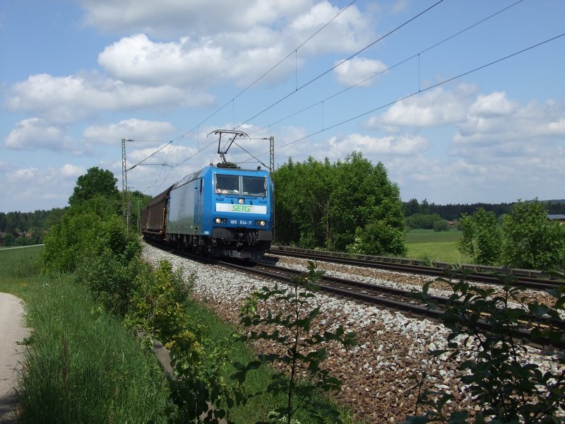 Im Mai 2007 fuhr zwischen Aling und Ostermnchen die BR 185 114-7 der Privatfirma SETG nach Salzburg.
