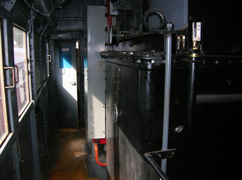 Im Maschinenraumgang der E44 001, zusehn ist der Trafo mit dem angeflanschten Nockenschaltwerk mit Feinregler, zusehn ist die schaltwerksrckseite.