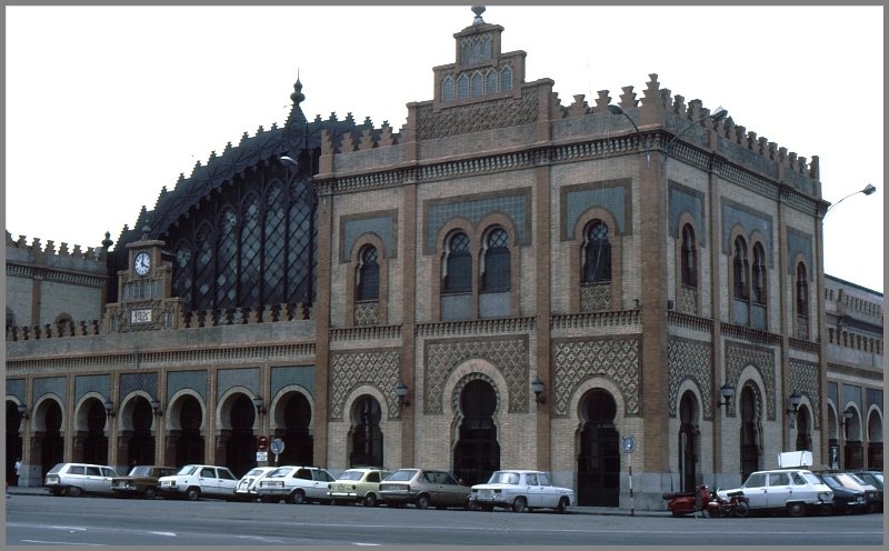 Im maurischen Stil prsentiert sich der Stadtbahnhof von Sevilla. (Archiv 02/83)
