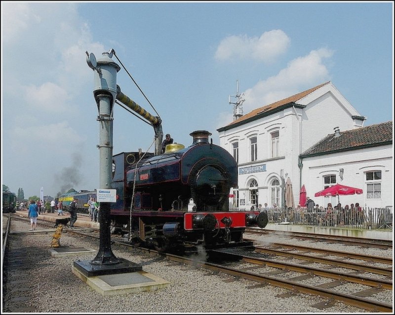 Im Meetjesland in Ostflandern liegt das schne Gelnde des  Stroomcentrum Maldegem . Die englische Satteltanklok N 1908  Fred , gebaut 1925 von Avonside, steht am 01.05.09 beim Wasserfassen vor dem restaurierten Gebude des Bahnhofs und lsst die Vergangenhiet in all ihren Aspekten wieder aufleben.  (Jeanny) 