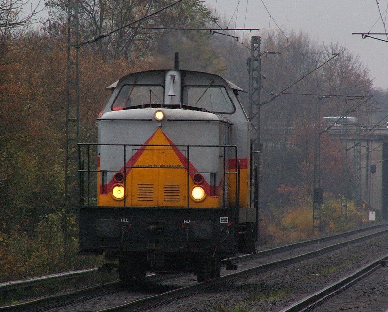 Im miesen Herbstwetter rauscht diese Lokomtive durch Ratingen. Das Foto stammt vom 05.11.2007