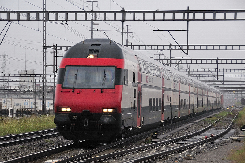 Im Minutentakt lieen mich die Zge kurz vor Muttenz, Fahrtrichtung Basel, unter meinem nur wenig Schutz bietenden Fahrradstnder in der Gischt  duschen . Hier ein Doppelstock-IC-Steuerwagen mit der der Lok angeglichenen Kopfform. (10.08.09).