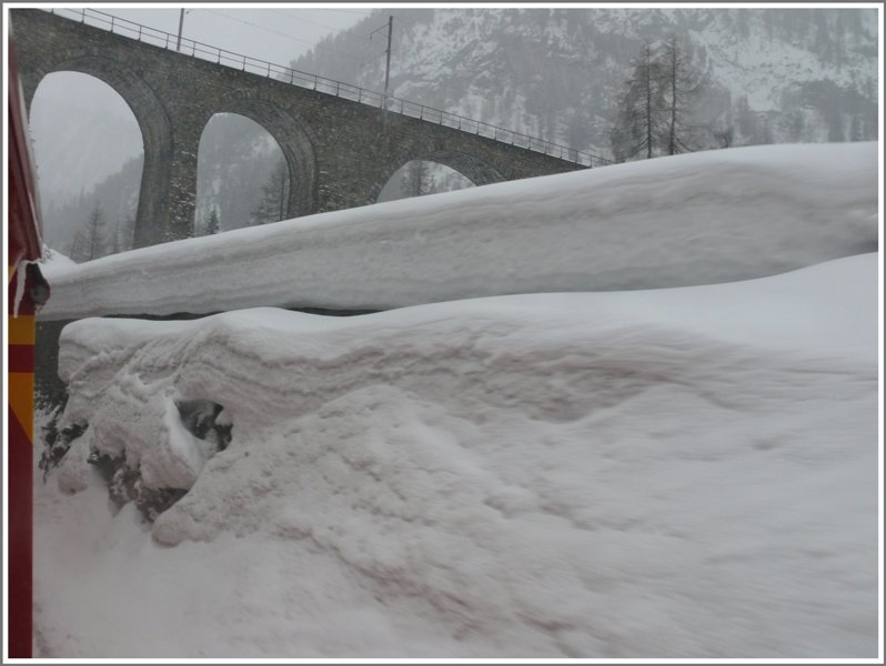 Im Moment ist die Albulastrecke wieder gesperrt wegen zu grosser Lawinengefahr. Gestern allerdings konnte ich die gewaltigen Schneemengen oberhalb Muot noch voll geniessen. Zwischen Bergn und Preda windet sich die RhB durch lange Kehren und Kehrtunnels und ber etliche Viadukte in die Hhe. (17.02.2009)