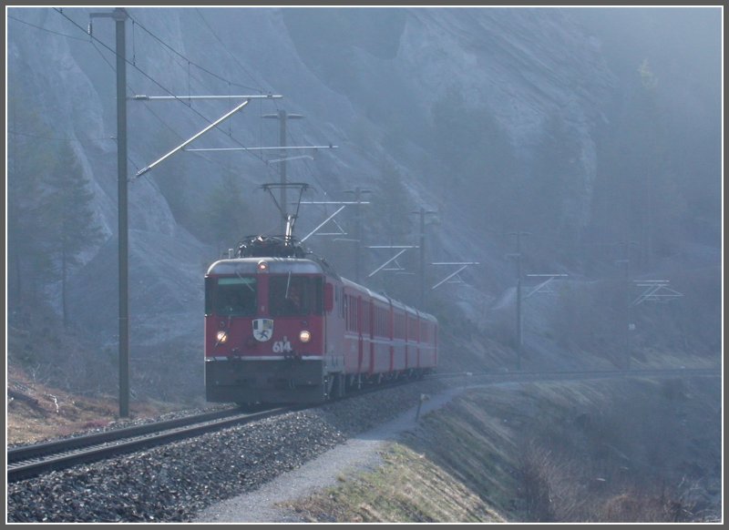 Im Morgendunst naht Ge 4/4 II 614  Schiers  aus Richtung Ilanz. (18.03.2007)