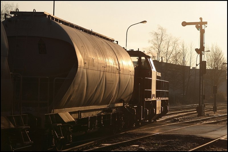 Im Morgenlicht erreicht 832 (G1206), von RBH, Menden-Horlecke. (31.01.2009)