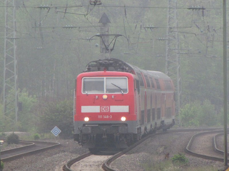 Im Morgennebel vom 2.05.09 f�hrt 111 148 mit dem RE9 (4863) in Betzdorf ein.
