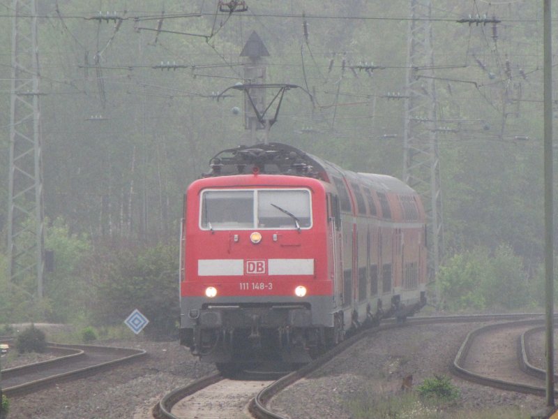 Im Morgennebel vom 2.05.09 fhrt 111 148 mit dem RE9 (4863) in Betzdorf ein.