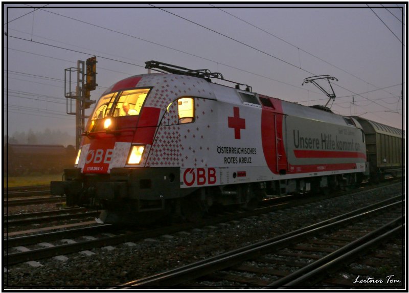 Im Morgennebel steht die Rot Kreuz Taurus 1116 264 mit einem Gterzug im Bahnhof Knittelfeld.  
22.09.2007