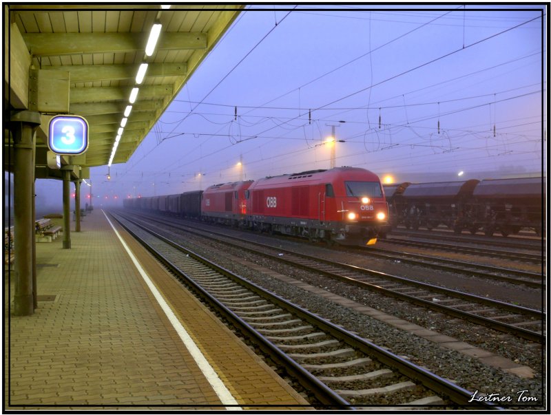 Im Morgennebel ziehen zwei 2016 049 + 091 einen Hackschnitzelzug von Knittelfeld nach Pls.
22.09.2007
