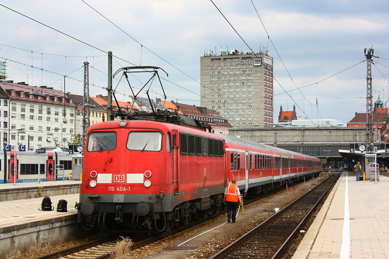 Im Mnchener Hauptbahnhof war es eigentlich immer Tradition das die ltesten Loks die Fern und Regionalzge in den Hauptbahnhof bringen.
110 404 hat gerade einen Regionalzug auf Gleis 31 gebracht.
Aufgenommen am 30.07.09.