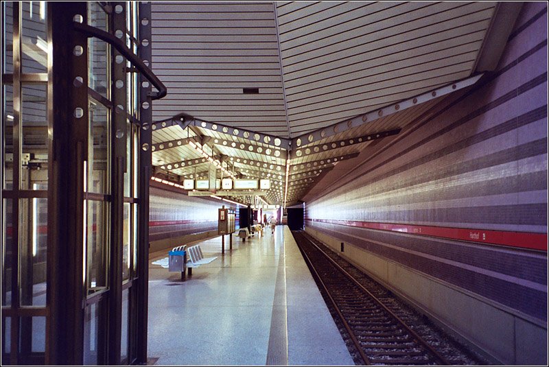 Im Münchner Norden - 

Der U-Bahnhof Harthof an der U2-Nord. 

Scan, August 2003 (M)