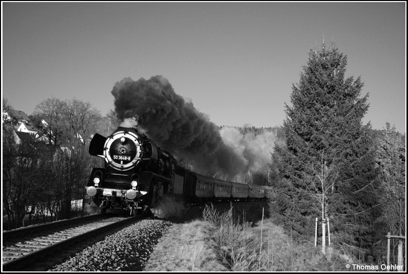 Im Nachmittagslicht des 22.12.07 donnert 50 3648 mit dem Museumszug des SEM Chemnitz durch Meinersdorf im Zw�nitztal.