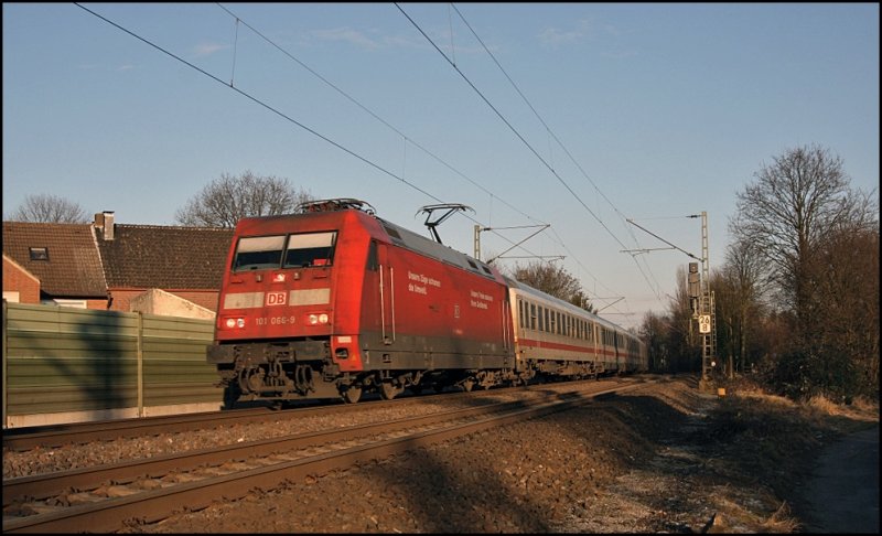 Im Nachmittagslicht des sonnigen, und kalten, 27.12.2008 legt sich 101 066 (9180 6101 066-9 D-DB) mit dem IC 332, Norddeich-Mole - K�ln Hbf, bei Haltern am See in die Kurve.
