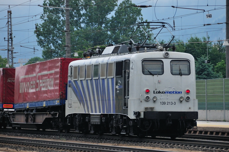 Im Nachschiebedienst an einem  Winner  Richtung Brenner: Lokomotion-Zebra 139 213-3. (Brixlegg, 20.06.2009).