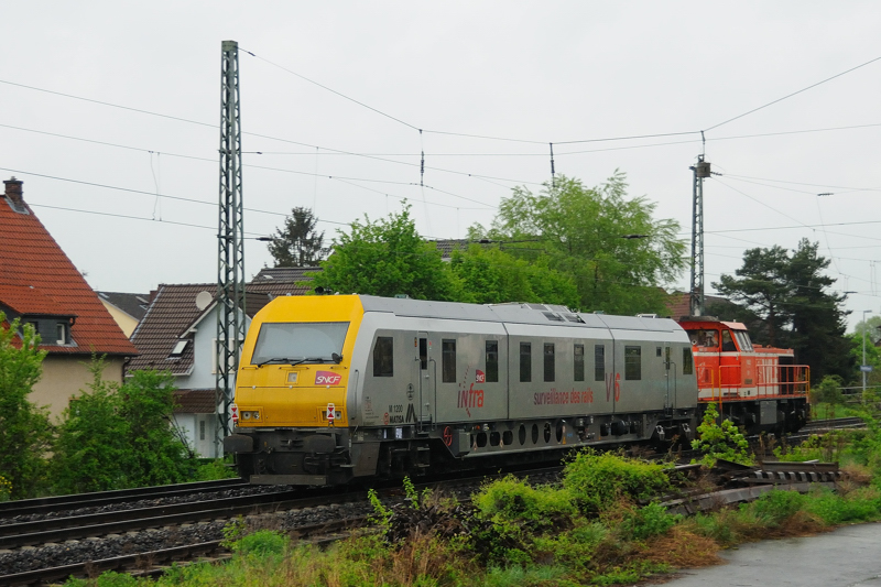 Im Nachschuss: Die Kopfform des Matissa M 1200 der SNCF erinnert ein wenig an einen Eurorunner. (Zwingenberg/Bergstrasse, April 2009).