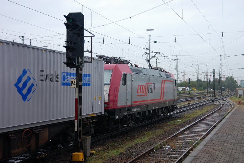 Im Nachschuss zeigt der Seitenschriftzug erst seine voll geschwungene Dynamik. Pink-silber steht ihr zustzlich hervorragend. 185 593-1 mit einem Containerzug am Haken, Durchfahrt Basel-Bad am 12.08.08 .