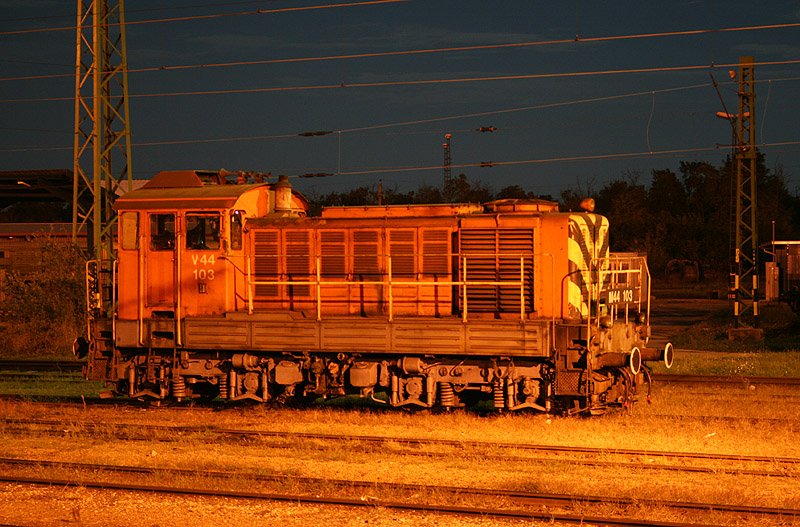 Im nchtlichen Hegyeshalom konnte ich am 8. September 2006 die M44 103 bei einer Verschubpause ablichten. Dieses Foto entstand ohne Stativ, nur mit aufgelegter Kamera.