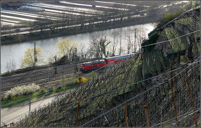 Im Neckartal -

Ein dieselbetriebener Sandwich-Doppelstockzug entschwindet hinter dem Weinberg bei Esslingen. 

18.03.2008 (M)