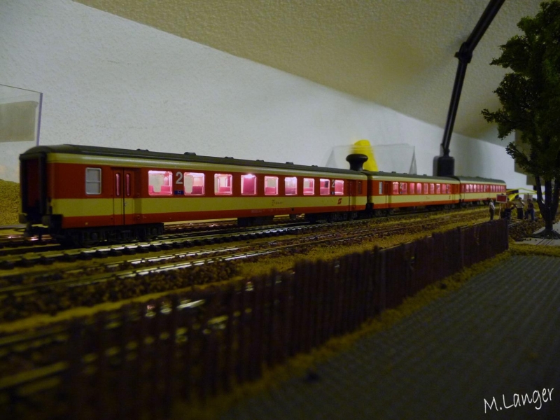 Im neu erbauten (Modell-)Hauptbahnhof  Bahnstadt  ist eine Garnitur, die aus zwei roten Schlierenwagen und einem Mitteleinstiegswagen der BB besteht, abgestellt (vom BB-Parkplatz aus fotografiert). (08.08.09)