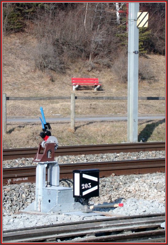 Im neuen Dreischienenanschlussgleis zur Firma Stallinger werden neue handbediente Weichen eingebaut. Der Stellhebel erinnert an alte mechanische Stellwerke und die Beschriftung der Weichenlaternen an lngst vergangene Zeiten. (01.02.2007)