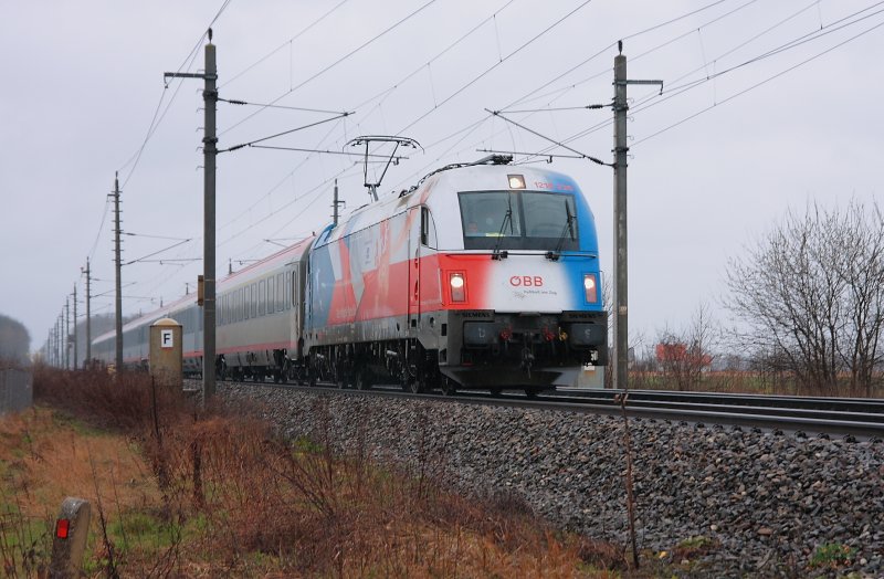 Im Nieselregen war die 1216 226 mit dem IC643 heute auf der Westbahn unterwegs. Aufgenommen bei Hrsching am 29.03.2009.