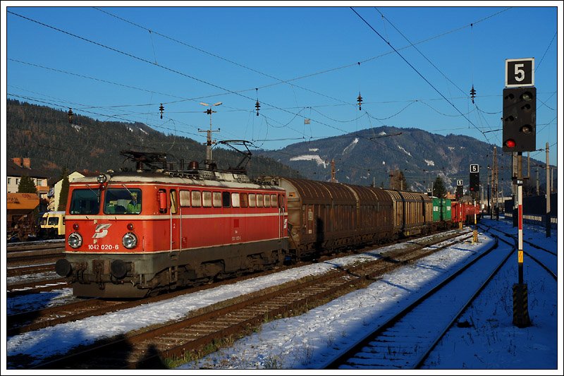 Im Normalfall eine 1063ger Leistung, aber zu unserer Freude traktionierte am 27.11.2008 1042 020 den VG 75653 von Bruck a.d. Mur nach Niklasdorf. Die Aufnahme entstand bei der Einfahrt in Niklasdorf.