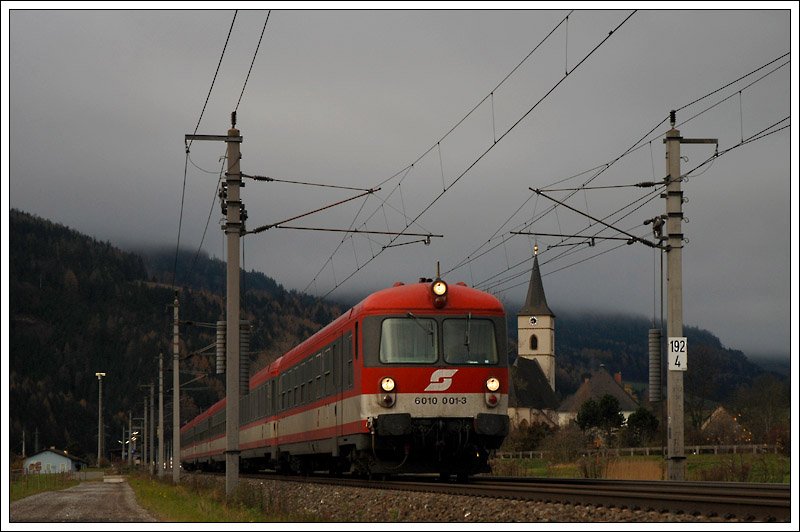 Im Normalfall wird IC 501 aus Linz in Selzthal mit IC 511 aus Salzburg vereinigt. Durch die Pyhrnsperre wird dieser Zug noch bis 14.11.08 ber den Pyhrn bis Selzthal im Schienenersatzverkehr gefhrt. Nach Ankunft der Ersatzbusse in Selzthal geht es dann als IC 11511 weiter nach Graz. Die Aufnahme zeigt 4010 001 mit Steuerwagen 6010 001 voraus  am 9.11.2008 in Kammern.