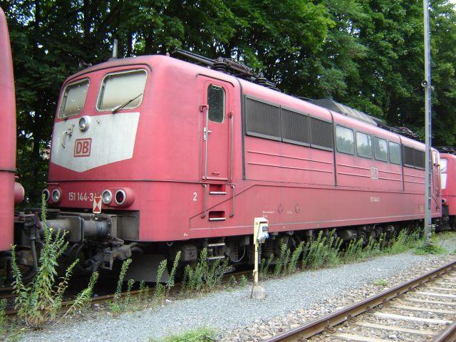 Im Nrnberger Bw am Rbf. stehen nun etliche z-gestellte 151 und warten auf ihr weiteres Schicksal,eine davon konnte am 4.8.05 im Bild festgehalten werden.