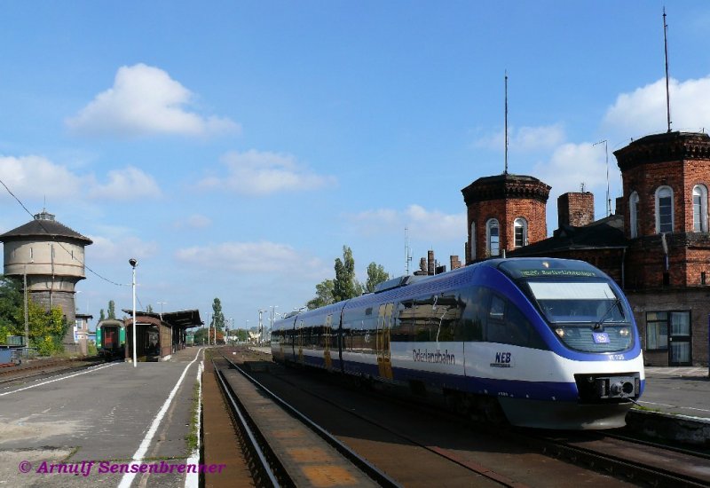 Im oberen Bahnhofsteil von Kostrzyn (Kstrin-Neustadt) steht hier NEB-VT735, der als Zug NEB5375 aus Berlin angekommen war und als NEB5378 von Kostrzyn (ab 13:55) zurck nach B-Lichtenberg (an 15:28) fhrt.
Links steht der polnische Schnellzug D88100 Kopernik , der von Kostrzyn nach Warszawa fhrt.

27.09.2008  Kostrzyn 