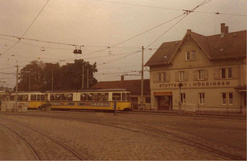 Im Oktober 1980 war die Filderbahn fast noch mehr Schmalspurbahn als Straenbahn und sicher keine Stadtbahn. Das Bahnhofsgebude in Mhringen, der rotbemtzte Aufsichtsbeamte, die elektrischen Gterzuglokomotiven...all dies erinnert an eine Epoche, die dem heutigen modernen Stadtbahnbetrieb gewichen ist.  