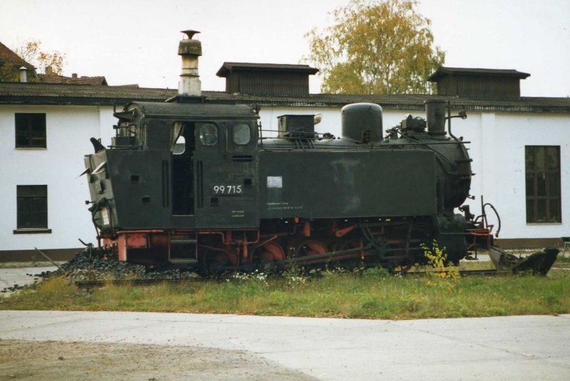 Im Oktober 1993 konnte ich diese Aufnahme auf dem ehemaligen Gelnde des Wilsdruffer Bahnhofes machen. Die 99 715 auf einem der letzten Gleisstcke im Bahnhofsbereich 