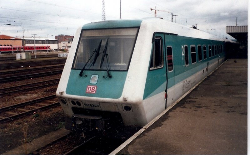 Im Oktober 2000 am Gterboden von Kaiserslautern abgestellt der damals in Kaiserslautern beheimatete 611 024.