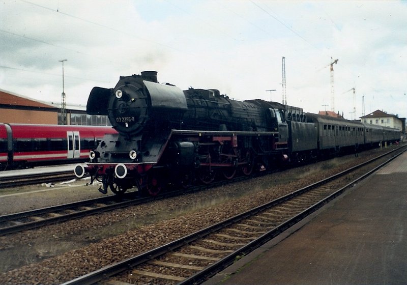 Im Oktober 2000 fanden erstmalig in Rheinland Pfalz Plandampftage statt.Verschiedene Dampfloks fuhren an zwei Tage Planzge im Raum Kaiserslautern..
Ausgangspunkt der Planfahrten war stets Kaiserslautern.Hier steht die 03 2295 mit einer Regionalbahn nach Pirmasens.