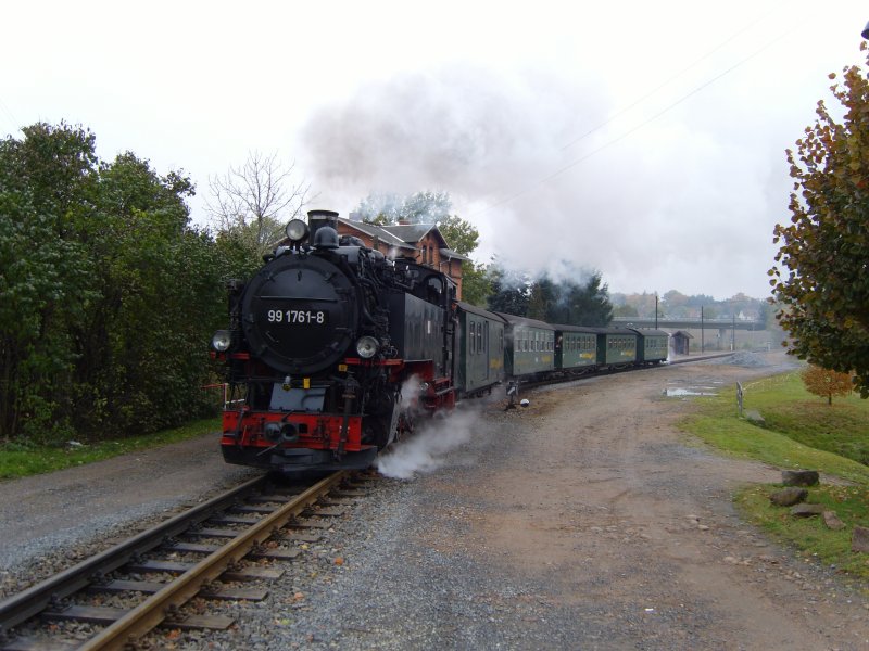 Im Oktober 2007 ist 99 1761-8 mit ihrem Personenzug von Radebeul nach Radeburg unterwegs und f�hrt gerade aus Friedewald Bad aus. Im Hintergrund die neue Br�cke der Umgehungsstra�e die etwas das Bild st�rt, welche sich aber f�r sch�ne Schnappsch�sse auf die Strecke anbietet.