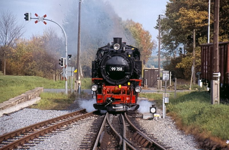 Im Oktober 2008 rangiert 99 758 im Bahnhof Bertsdorf. Hinweis: eingescanntes Dia