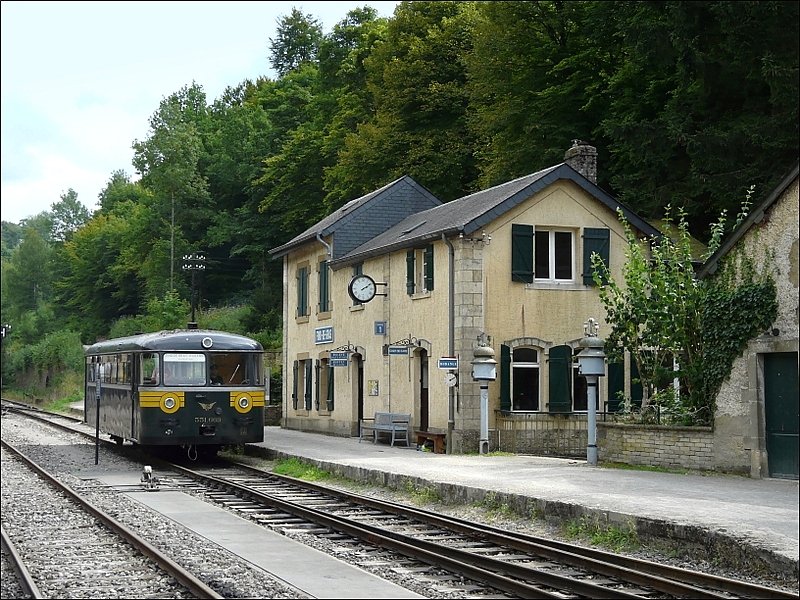 Im Parc Industriel et Ferroviaire Fond de Gras ist der Endbahnhof der Museumsbahn  Train 1900 . Der Bahnhof Fond de Gras (ursprnglich Bahnhof Lamadelaine) wurde 1875 als reiner Gterbahnhof gebaut und prsentiert sich heute mit Wartesaal und Bahnhofsbuffet den Fahrgsten im stilvoll renoviertem Zustand. 17.08.08 (Jeanny)