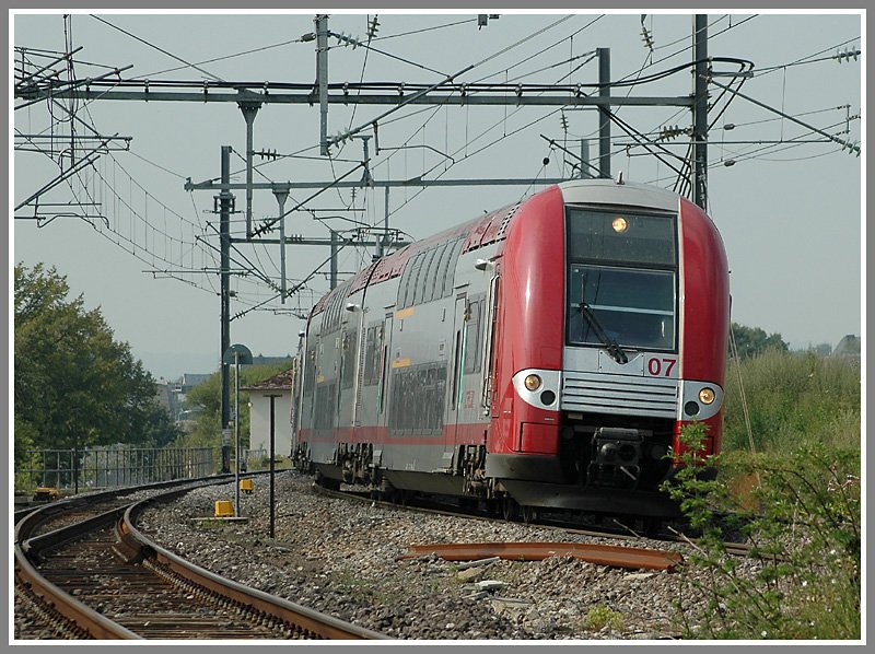 Im Personenverkehr kommen in Luxemburg durchwegs moderne Garnituren zum Einsatz so wie dieser Triebwagen 2207 von Alstom der CFL Serie 2200 von der 12 Garnituren existieren. Die Aufnahme entstand kurz vor Luxemburg Stadt am 29.7.2006.