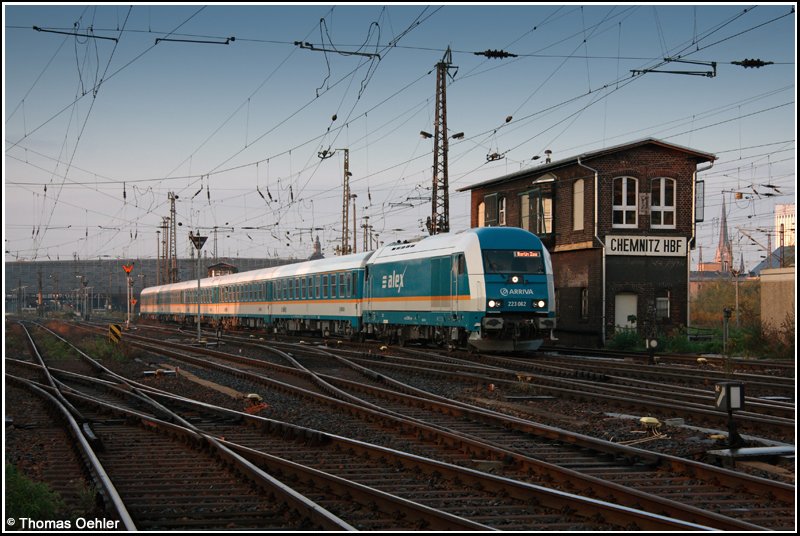 Im Probebetrieb fr die Relation Hof-Mnchen ab Fahrplanwechsel Dez 2007 fuhren im September die Vogtlandexpress-Zge nach Berlin wieder lokbespannt statt mit Desiros. Zum Einsatz kam diese schicke Garnitur mit dem Eurorunner 223 062 von Arriva an der Spitze. Hier verlsst der Zug am sonnigen Morgen des 17.09.07 den Chemnitzer Hbf.