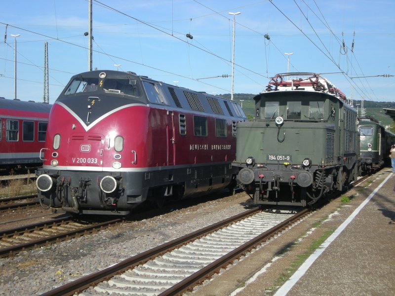 Im Rahmen des Plandampf im Kraichgau gab es nicht nur Dampf. Hier steht V200 033 neben 194 051-9 am 30.09.2007 in Heilbronn HBF. Im Hintergrund ist noch die 141 228-7 zu sehen. 