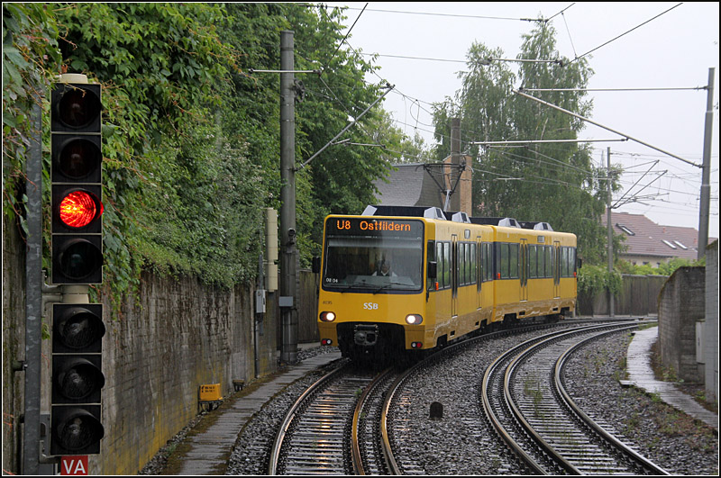 Im Regen - 

Ein modernisierter Stadtbahnwagen bei der Einfahrt in die Station  Vaihinger Straße . 

23.06.2009 (M)