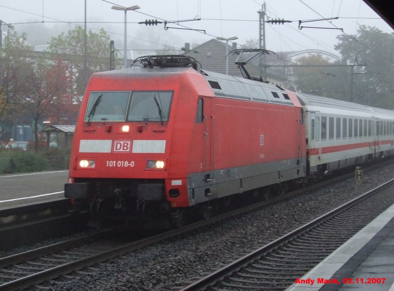 Im Regen passiert 101 018 mit einem IC den Bahnhof Wuppertal-Oberbarmen in Richtung Wuppertal Hbf. (02.11.2007)