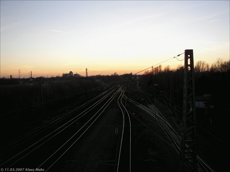 Im Restlicht des Tages schimmern die Gleise des Ausfahrbereiches im Gbf Gelsenkirchen-Bismarck. 11.03.2007