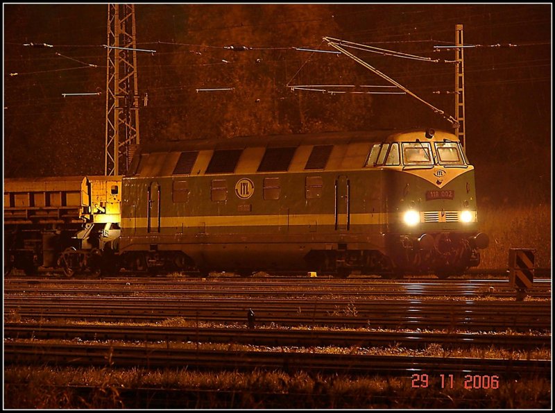 Im Rostocker Seehafen begegnete mir am Abend des 29.11 vllig berraschend die 118 002 von ITL.

